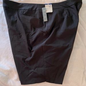 Terra & Sky Black Bermuda shorts
